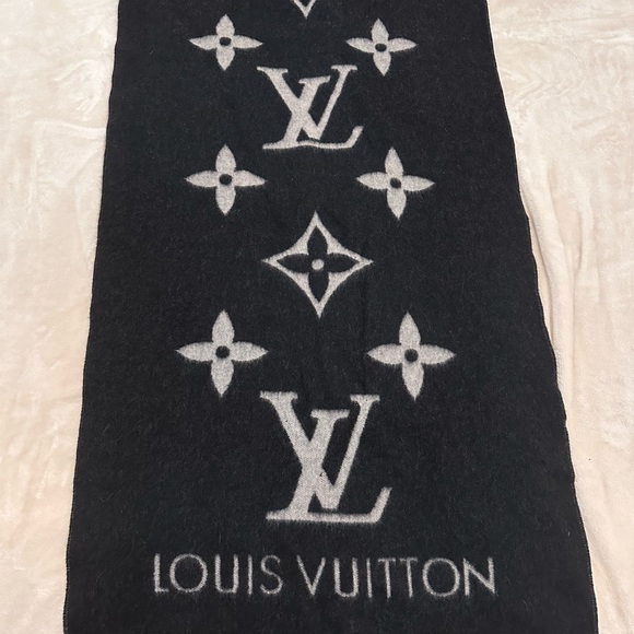 Louis Vuitton Reykjavik Scarf - Picture 9 of 9